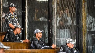 صورة محكمة مصرية تحكم بالسجن 10 سنوات على مرشد جماعة” الإخوان”
