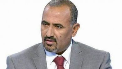 صورة الرئيس الزُبيدي يُعزي الإعلامي عادل اليافعي بوفاة والده