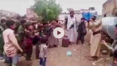 صورة تعبيراً عن المعاناة.. مواطن يمني يحتفل بمناسبة حصوله على أسطوانة غاز(فيديو)