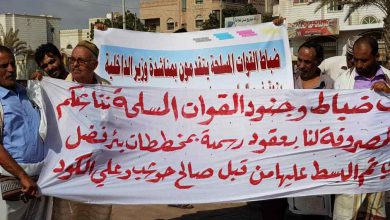 صورة عدن.. وقفة احتجاجية أمام منزل وزير الداخلية لعشرات الضباط ومالكي أراضي بلك واحد
