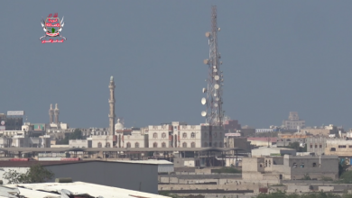 صورة شهود عيان: مليشيا الحوثي تقوم بحفر خنادق وسراديب داخل ميناء الحديدة