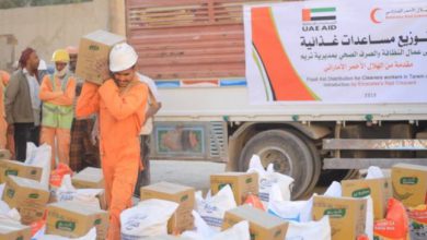 صورة حضرموت: الهلال الإماراتي يوزع مساعدات غذائية على عمال النظافة والتحسين بتريم
