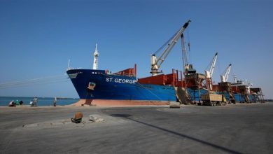 صورة وزير يمني: الحوثيون نهبوا 65% من المساعدات الإنسانية في ميناء الحديدة