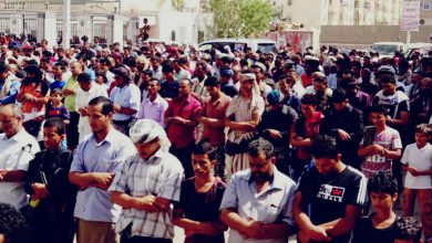 صورة الوالي وعدد من قيادات انتقالي العاصمة عدن يشاركون في تشييع جثمان اللواء الشهيد طماح