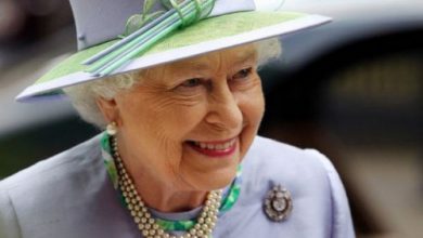 صورة نظرا لشجاعته.. ملكة بريطانيا تكرم مواطنا عدنيا بـ 50 جنيه إسترليني