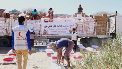 صورة ” الهلال الأحمر” يوزع 50 طنا من المساعدات على 12 الف مستفيد بمحافظة شبوة