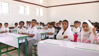 صورة البرنامج السعودي لتنمية وإعمار اليمن يدعم القطاع التعليمي بطاولات ومقاعد مدرسية