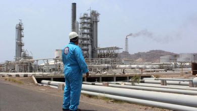 صورة وزير يمني يدعو الشركات العالمية لشراء النفط والغار