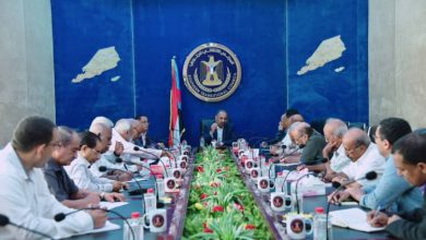 صورة الرئيس الزُبيدي يترأس اجتماعا لكادر مكتب الشئون الخارجية للمجلس الانتقالي