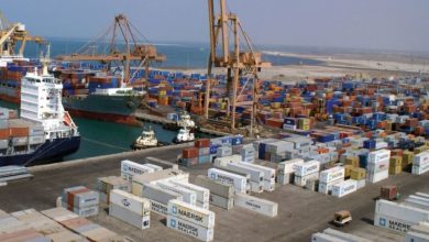 صورة التحالف: المليشيات الحوثية تعرقل دخول سفينتين إلى ميناء الحديدة منذ 5 أيام