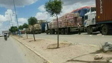 صورة الحوثيون يحتجزون 20 شاحنة محملة بالمساعدات الدولية