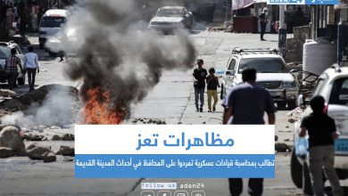 صورة تعز  .. مظاهرات تطالب بمحاسبة قيادات عسكرية تمردوا على المحافظ في أحداث المدينة القديمة
