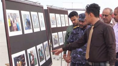 صورة مدير أمن وشرطة ساحل حضرموت يفتتح معرض “جرائمهم في صور”