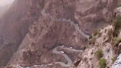 صورة إغلاق الطريق الوحيد الرابط بين عدن و تعز بسبب انهيار صخري (صور)