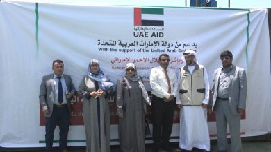 صورة بدعم من دولة الإمارات “الهلال الاحمر” يسلم الصحة اليمنية شحنة أدوية للمحافظات المحررة