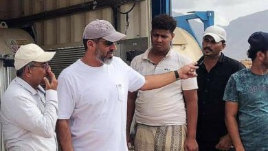 صورة مندوب خليفة للأعمال الإنسانية يتفقد محطة تعبئة الغاز بسقطرى ويعد بمفاجأة تسر الأهالي