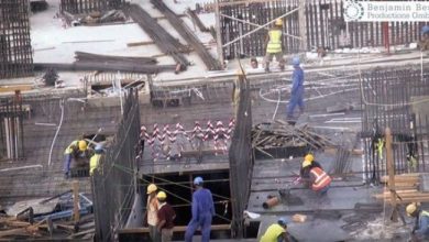 صورة 1400 عامل مهاجر يموتون أثناء أعمال بناء ملاعب كرة القدم بقطر.. يعاملون كأسرى