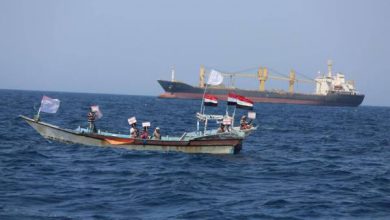 صورة صيادون يمنيون: سفينة «سافيز» الإيرانية تهددنا وتزرع الألغام الحوثية في البحر الأحمر