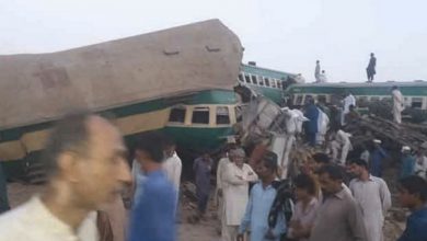 صورة مقتل وإصابة 100 شخص باصطدام قطارين في باكستان