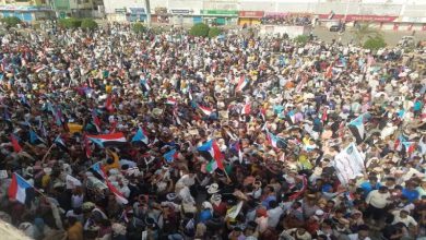 صورة سقطرى تشارك بحشد غير مسبوق في” مليونية النصر” بالعاصمة عدن