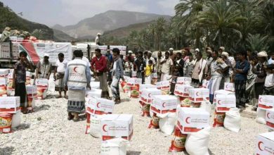 صورة الهلال الأحمر الإماراتي يوزع مساعدات غذائية لمناطق قصيعر في حضرموت
