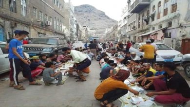 صورة في ظل تفشي وباء كورونا ..صورا لإفطار جماعي تثير جدلا واسعا في العاصمة عدن