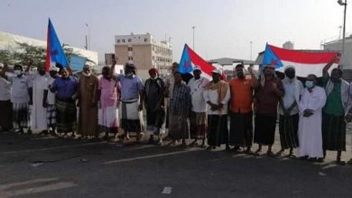 صورة حضرموت..  وقفةاحتجاجية في المكلا رفضا لارسال حاويات الأموال إلى مأرب اليمنية” لهذا السبب”