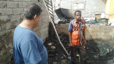 صورة عدن.. رئيس انتقالي المعلا يتفقد منزل مواطن تعرض لحريق في الشيخ إسحاق