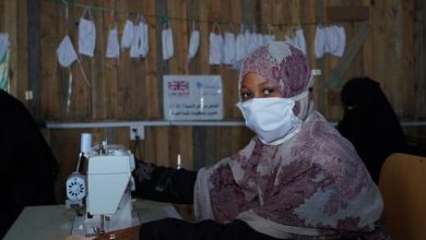 صورة الأمهات يتحولن لصناعة الأقنعة في وقت يتفشى فيه كوفيد-19 في اليمن