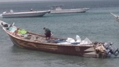 صورة ضبط قارب على متنه كمية كبيرة من الذخائر في البحر الأحمر 