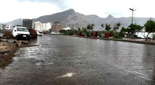 صورة أمطار خفيفة مصحوبة برياح شديدة على مديريات العاصمة عدن