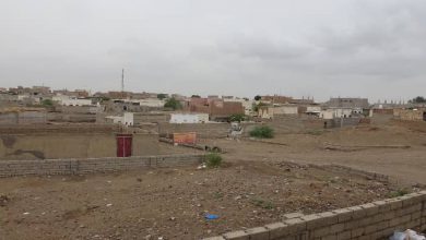 صورة  مليشيا الحوثي تواصل استهداف الأحياء السكنية شمال مدينة التحيتا