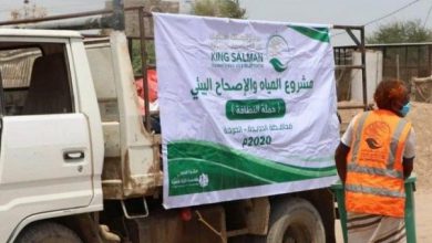 صورة مركز الملك سلمان يزود مخيمات النازحين في الحديدة بـ357 ألف لتر مياه صحية