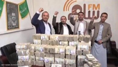 صورة تحت مسمى لبنان.. الحوثي ينهب الأموال لإرسالها لنصر الله !