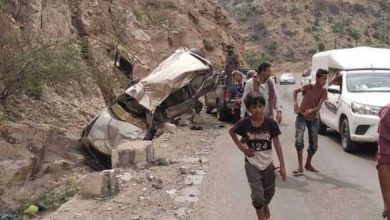 صورة حادث مروري مروع يؤدي بحياة إمراة وإصابة 8 من أسرة واحدة في ردفان