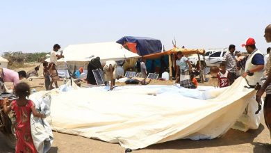 صورة الهلال الإماراتي يقدم مساعدات طارئة للنازحين بالخوخة