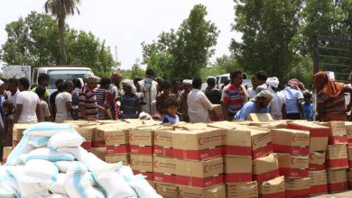 صورة بدعم من دولة الإمارات ..  “الهلال الأحمر” يواصل توزيع المساعدات لمتضرري السيول بالساحل الغربي