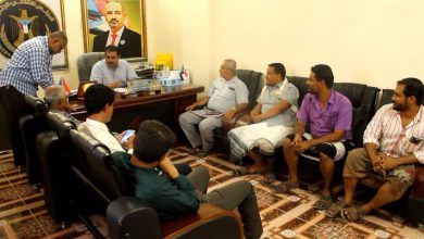 صورة رئيس انتقالي لحج يناقش قضايا المواطنين مع مدراء عدد من المرافق بالمحافظة