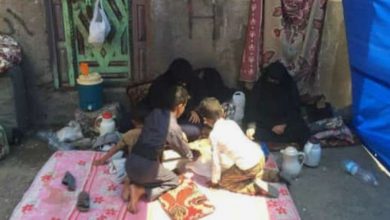 صورة صورة مؤلمة.. عائلة يمنية تعيش أمام منزلها بعد استيلاء الحوثيين عليه