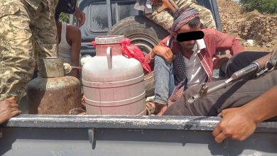 صورة الضالع .. الحزام الأمني يداهم وكراً لتوزيع الخمور في الحصين