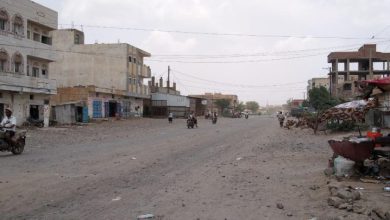 صورة في ثالث أيام العيد.. مليشيا الحوثي تطلق نيران أسلحتها على منازل المدنيين في حيس بالحديدة