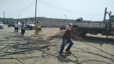 صورة حملة إزالة اعمال الربط العشوائي للكهرباء في العاصمة عدن