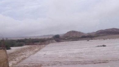 صورة السيول تتسبب بقطع الطريق الدولي الرابط بين حضرموت وعدن