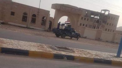 صورة وسط استهجان الأهالي.. مليشيا الإخوان تقطع الطرق والشوارع الرئيسية في مدينة عتق