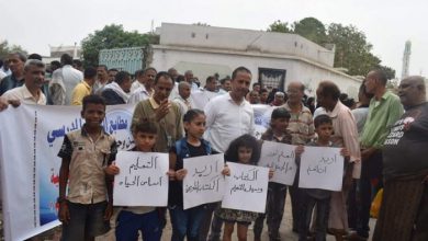 صورة عدن..عمال مطابع الكتاب المدرسي ينفذون وقفة احتجاجية للمطالبة بصرف مستحقاتهم المالية