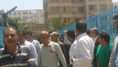 صورة مليشيا الحوثي تعتدي على الأطباء والممرضين في صنعاء