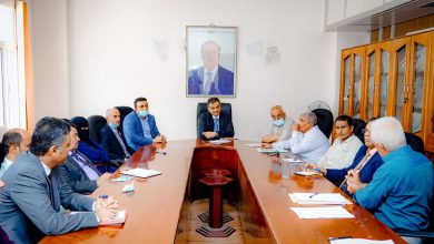 صورة لملس يرأس اجتماعاً موسعاً لقيادة مكتب الصحة ومدراء المستشفيات الحكومية بالعاصمة عدن