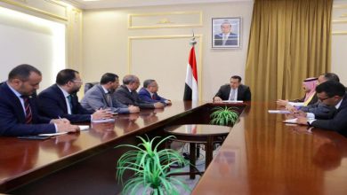 صورة رئيس وحدة شؤون المفاوضات ناصر الخبجي يلتقي رئيس الوزراء معين عبد الملك