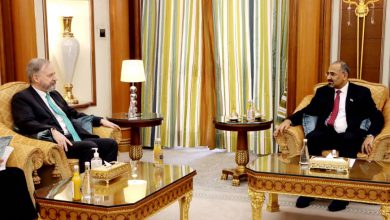 صورة خلال استقباله سفير الولايات المتحدة الأمريكية: الرئيس القائد عيدروس الزُبيدي يشدد على تنفيذ آلية تسريع اتفاق الرياض