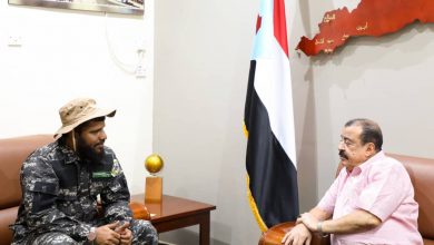 صورة اللواء بن بريك يلتقي بقائد لواء حماية المنشآت بالعاصمة عدن